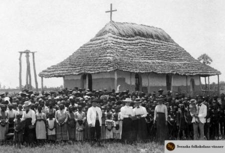 Ovamboland_fix_Rautanen_and_his_congregation_in_Olukonda,_Pettinen,_1890s,__copy.jpg